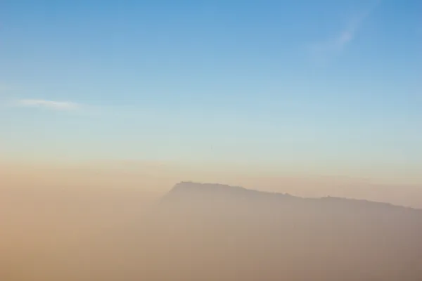 Утренний туман на горе — стоковое фото