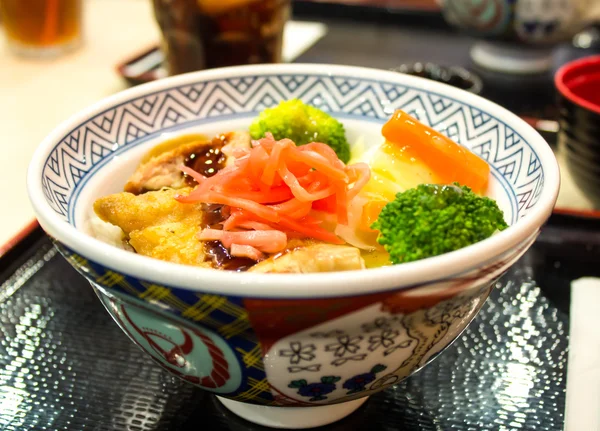 Comida japonesa freír cerdo tongkatsu curry con patrón de madera — Foto de Stock