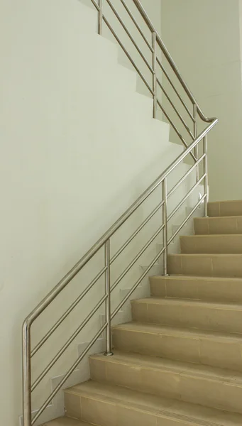 Escalier dans le bureau avec éclairage d'urgence . — Photo