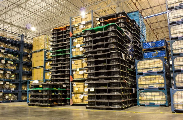 Interior del nuevo espacio de almacén grande y moderno — Foto de Stock