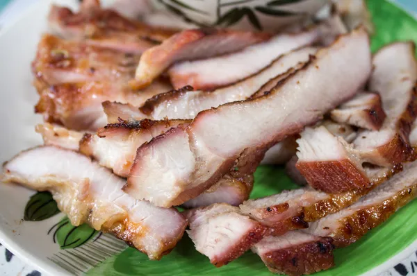 Deliziosa carne di maiale affumicata con basilico — Foto Stock
