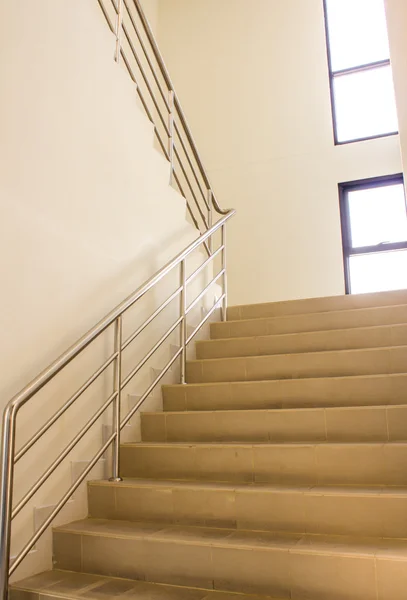 Escalier dans le bâtiment moderne — Photo