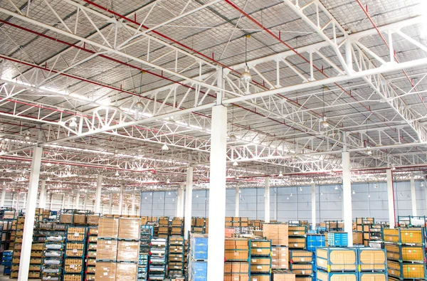 Interior of new large and modern warehouse space — Stock Photo, Image