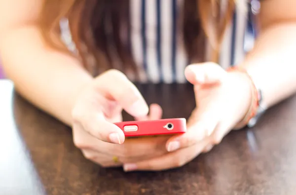 Zblízka ruce ženy, pomocí mobilního telefonu. — Stock fotografie