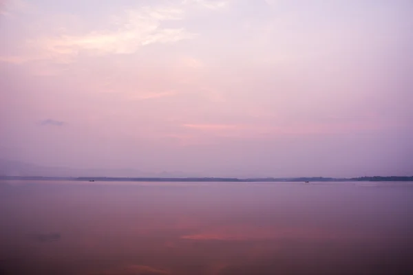 Vista panorâmica do pequeno barco de pesca em água calma ao pôr do sol com h — Fotografia de Stock