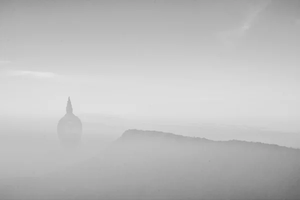 Morning mist cover at mountain — Stock Photo, Image