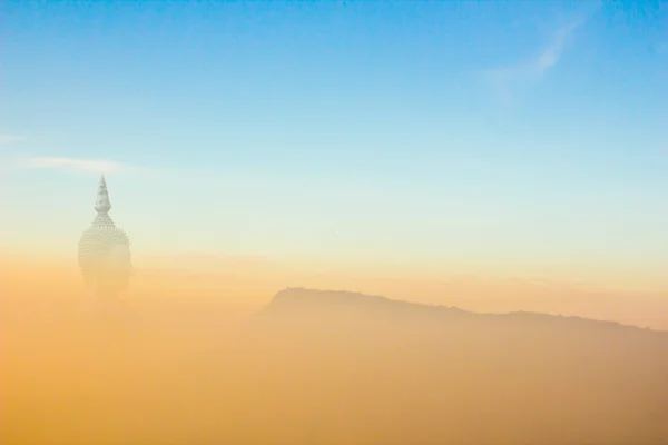 Утренний туман на горе — стоковое фото