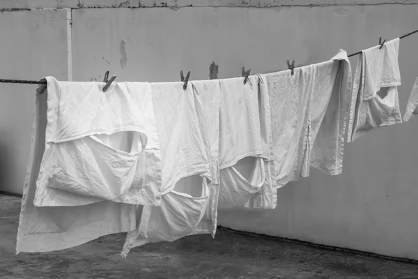 Imagem Roupas monocromáticas branco pendurado para secar em uma linha de lavanderia — Fotografia de Stock