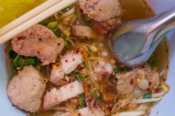 Thai gaya mie dan daging babi-bola — Stok Foto