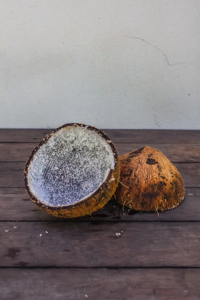 Coco sobre fondo de mesa — Foto de Stock