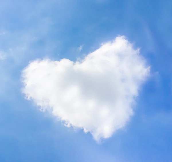 Herzförmige Wolke im blauen Himmel Hintergrund. — Stockfoto