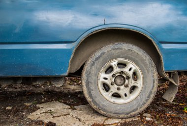Lastik üzerinde bir off road araç 