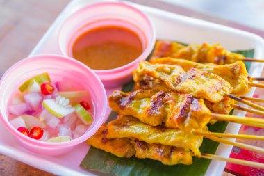 Fıstık sos ile ızgara domuz eti veya tatlı ve ekşi sos (m