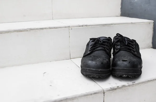 Par de viejas botas de trabajo sucio en el sitio de construcción —  Fotos de Stock