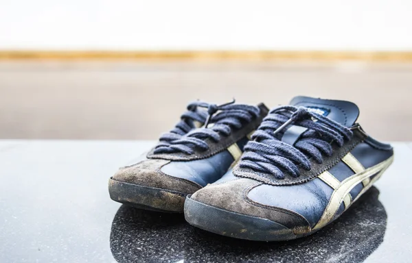 Старі кросівки — стокове фото
