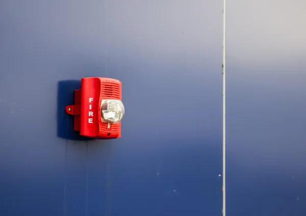 Um alarme de incêndio com luz estroboscópica para alertar em caso de incêndio — Fotografia de Stock