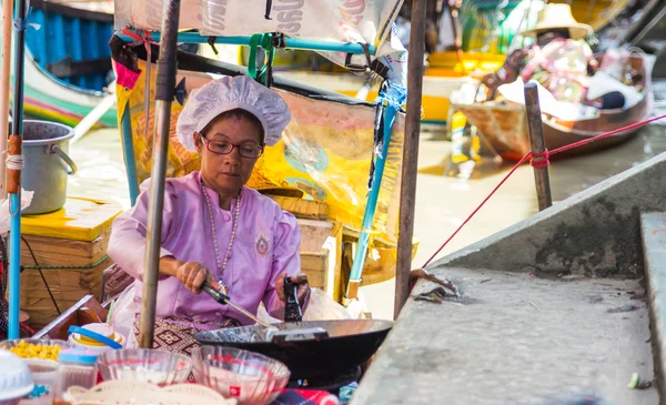 SAMUT SONGKHRAM, THAILAND - June 06 : Ampahwa floating market on — Stock Photo, Image