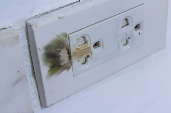 在隔离的电源插座的电气故障 — 图库照片