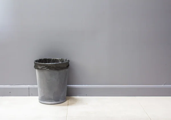 Una papelera de metal vacía (bin) aislada sobre fondo gris — Foto de Stock