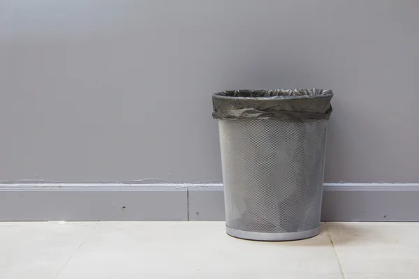 An empty metal trashcan (bin) isolated on gray background — Stock Photo, Image