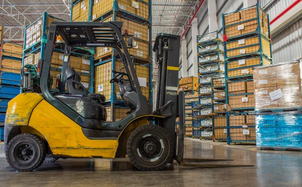 Standaard kleine gas motor vrachtwagen lift in de fabriek. — Stockfoto