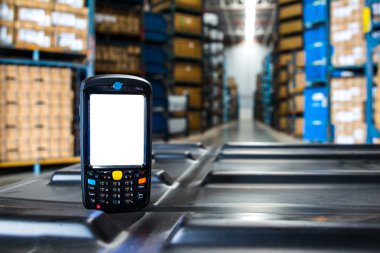 Bluetooth barkod tarayıcı modern depo önünde 