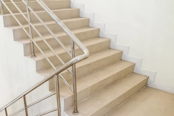 Escalera en un edificio moderno — Foto de Stock