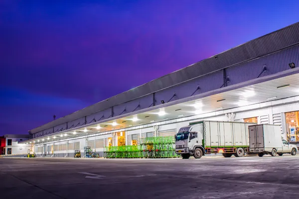 Beyaz kamyon Park depoda bir park yerleri