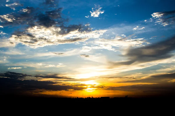 Silhuetas Pôr do sol na cidade . — Fotografia de Stock