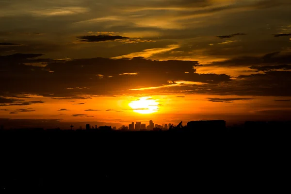 Silhuetas abstratas pôr do sol na cidade, arte linha monocromática — Fotografia de Stock