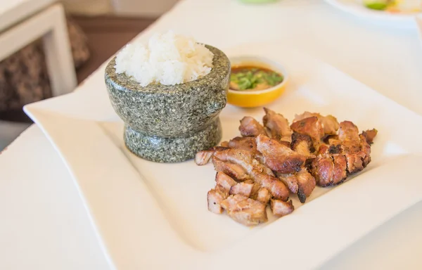 Thai street food style, roasted pork with white sticky rice in w — Stock Photo, Image