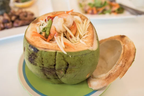 Thai papaya salad  in coconut. — Stock Photo, Image