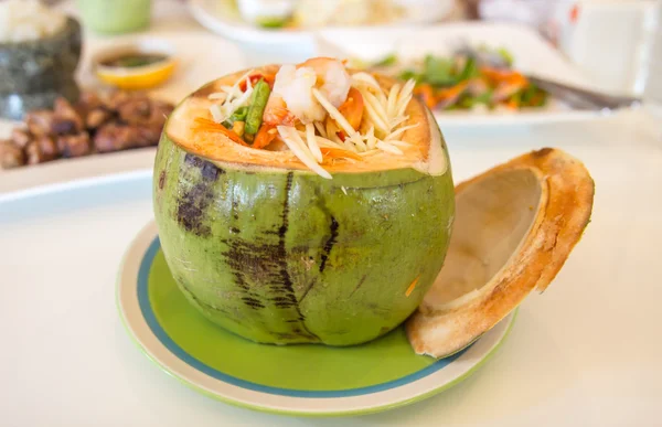 Thai papaya salad  in coconut. — Stock Photo, Image