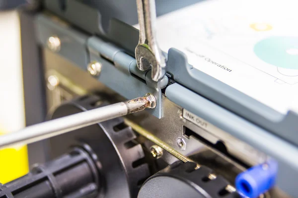 Técnico de manutenção usando chave de fenda — Fotografia de Stock