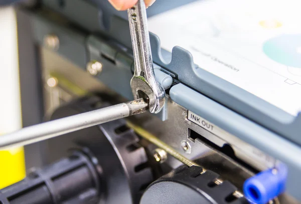 Técnico de manutenção usando chave de fenda — Fotografia de Stock