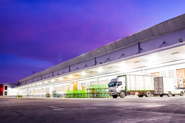 Camiones blancos estacionados en un aparcamiento en el almacén —  Fotos de Stock