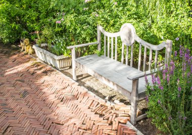 Bahçedeki eski ahşap bank 