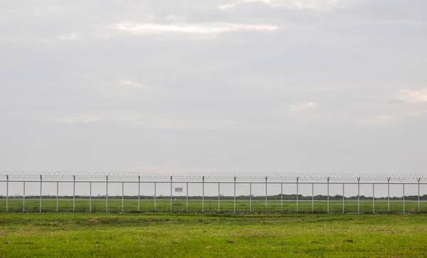 Ostnatý plot proti obloze — Stock fotografie