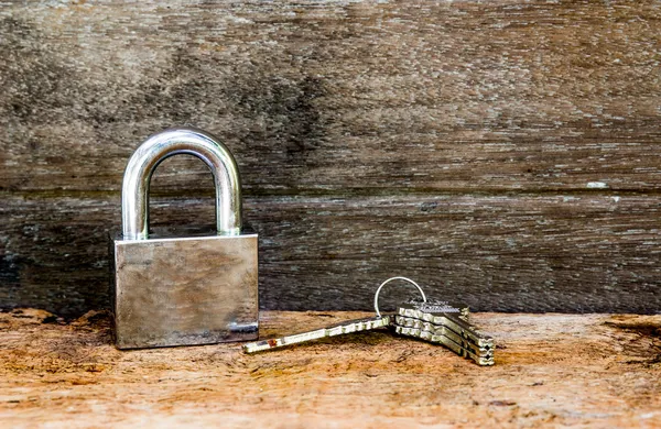 Nyckel och lås på trä bakgrund — Stockfoto