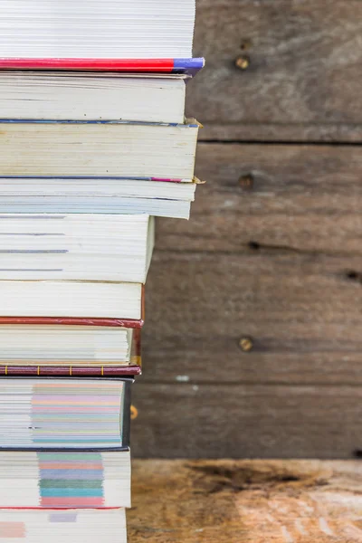 Oude boeken op een houten plank. Geen labels, blanco ruggengraat. — Stockfoto