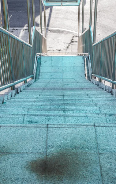 市内の歩道橋の階段. — ストック写真