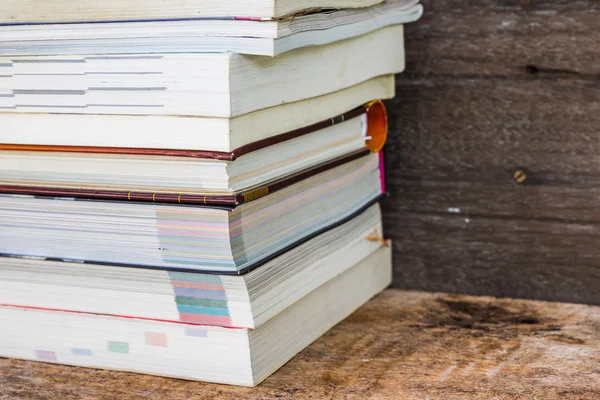 Oude boeken op een houten plank. Geen labels, blanco ruggengraat. — Stockfoto