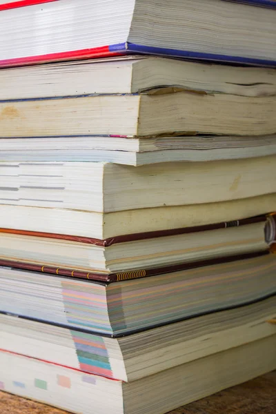 Oude boeken op een houten plank. Geen labels, blanco ruggengraat. — Stockfoto