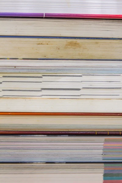 Alte Bücher auf einem Holzregal. Keine Etiketten, leerer Buchrücken. — Stockfoto