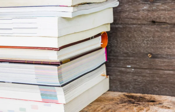 Oude boeken op een houten plank. Geen labels, blanco ruggengraat. — Stockfoto