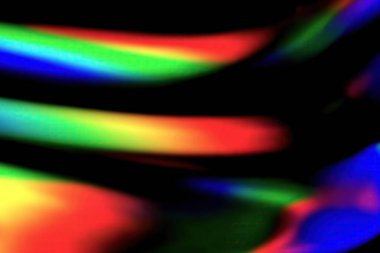 Siyah arkaplanda RGB kristal prizma ışık dağılımı