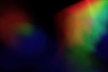 Siyah arkaplanda RGB kristal prizma ışık dağılımı