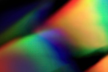 Siyah arkaplanda RGB kristal prizma ışık dağılımı