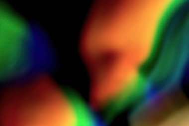 Siyah arkaplanda RGB kristal prizma ışık dağılımı