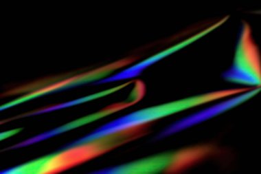 Siyah arkaplanda RGB kristal prizma ışık dağılımı